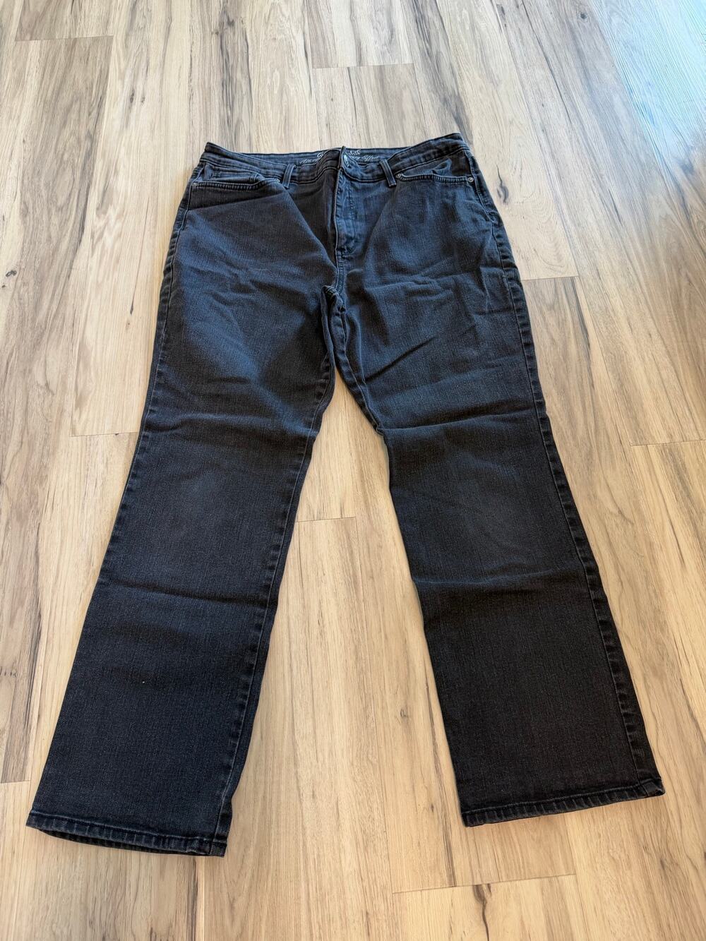 Gloria Vanderbilt All Around Slimming Effect Rail Straight Black Jeans Size 14